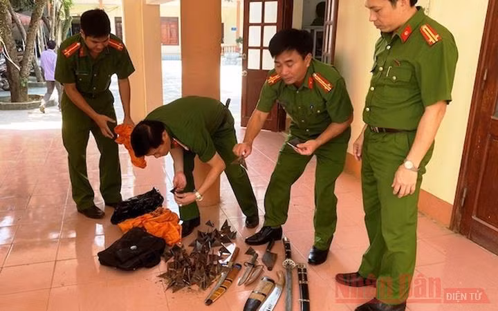 Lực lượng Công an Thanh Hóa thu giữ nhiều hung khí sau khi triệt phá một băng nhóm tội phạm hoạt động "tín dụng đen".