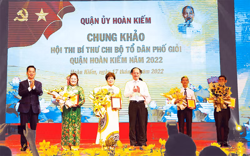 Ban Tổ chức trao giải cho các thí sinh đoạt giải cao tại Hội thi.