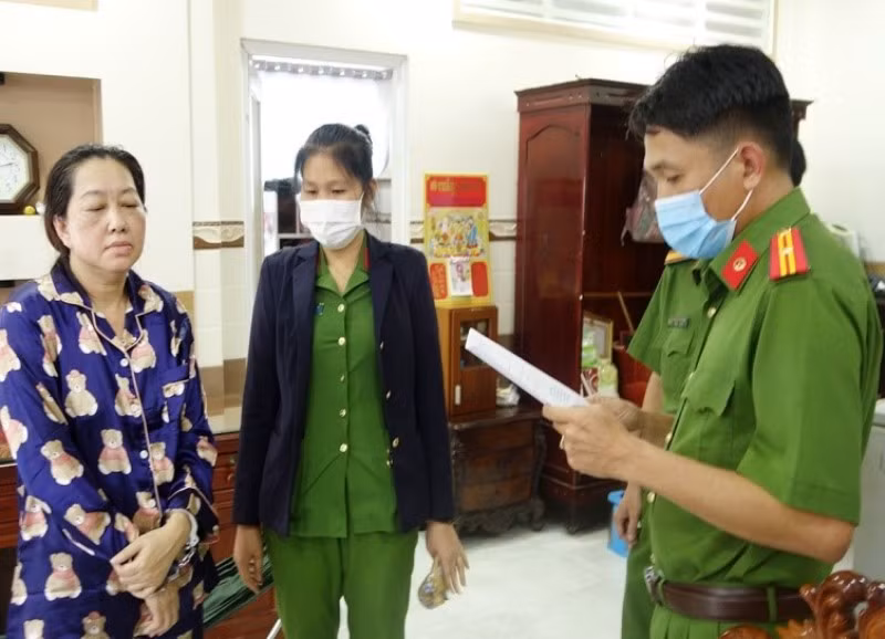 Đọc lệnh khám xét nhà Nguyễn Thị Kim Hạnh.