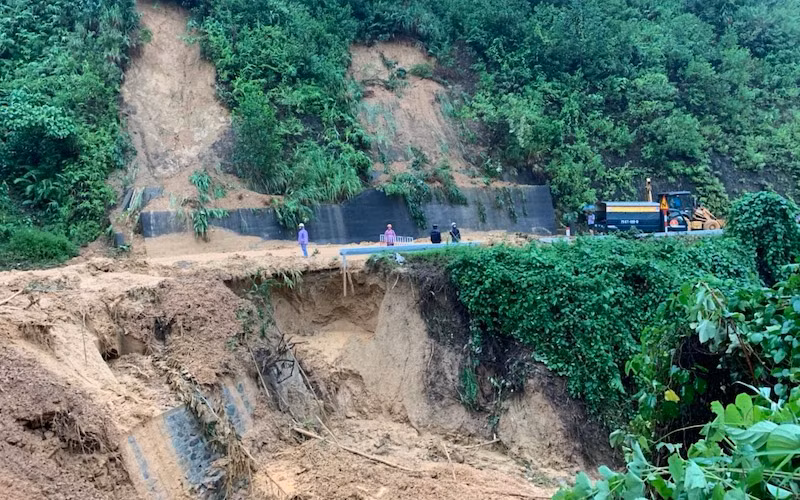 Sạt lở ta luy nghiêm trọng tại tuyến quốc lộ 9. (Ảnh: Tổng cục Đường bộ Việt Nam)