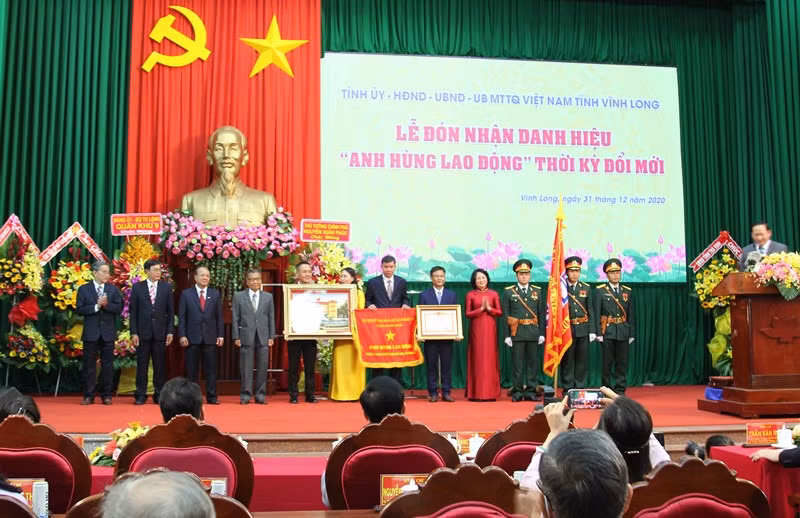 Phó Chủ tịch nước Đặng Thị Ngọc Thịnh trao danh hiệu Anh hùng Lao động thời kỳ đổi mới cho tập thể Đài PT-TH Vĩnh Long.
