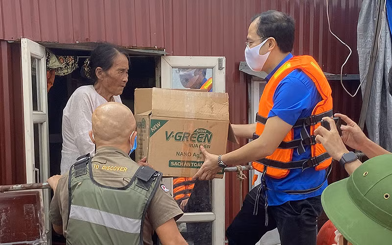 Trao gần 100 triệu đồng nhu yếu phẩm hỗ trợ người dân ven sông Hồng -0