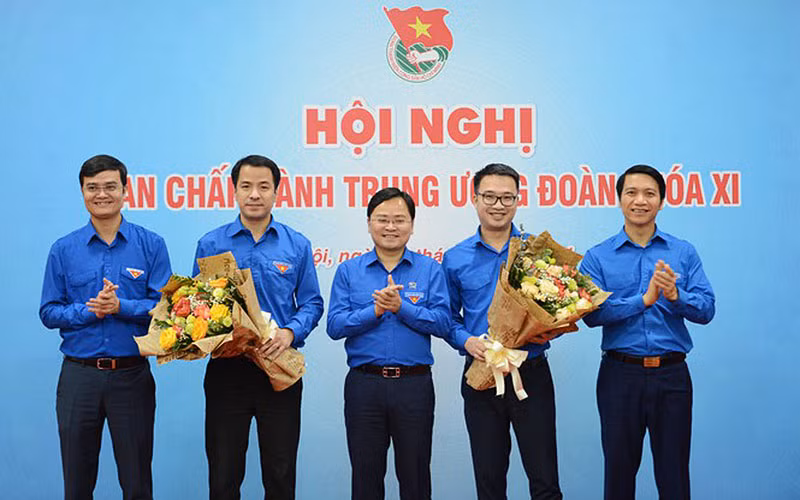 Ban Bí thư T.Ư Đoàn tặng hoa chúc mừng đồng chí Ngô Văn Cương (thứ hai, từ trái sang trong ảnh) và Nguyễn Tường Lâm (thứ hai, từ phải sang trong ảnh) tại Hội nghị.