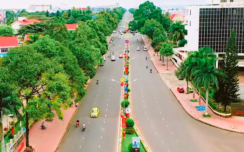 Một tuyến đường trung tâm của thành phố Buôn Ma Thuột thưa thớt người qua lại trong những ngày giãn cách xã hội theo Chỉ thị 16 của Thủ tướng Chính phủ. 