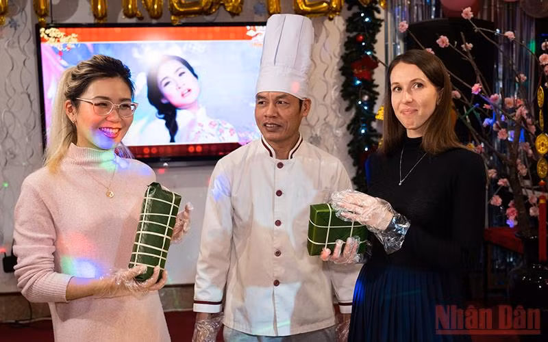 Yumzhana Daneeva và Marina Timoshchenko bên những chiếc bánh chưng đầu tiên của mình. (Ảnh: Thanh Thể)