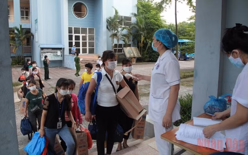 Đón công nhân xa nhà vào ở miễn phí tại ký túc xá Trường cao đẳng Công nghiệp và Thương mại, TP Phúc Yên, tỉnh Vĩnh Phú. (Ảnh: Hồng Hà)