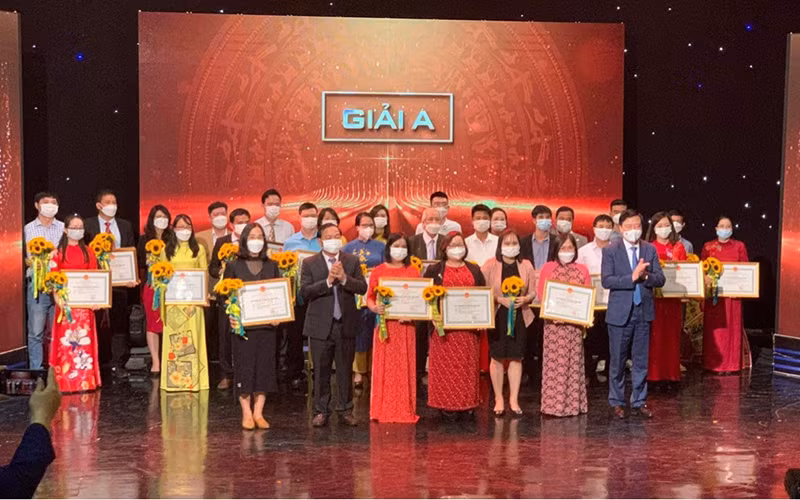 Ban tổ chức trao giải cho các tác giả, nhóm tác giả có tác phẩm xuất sắc.