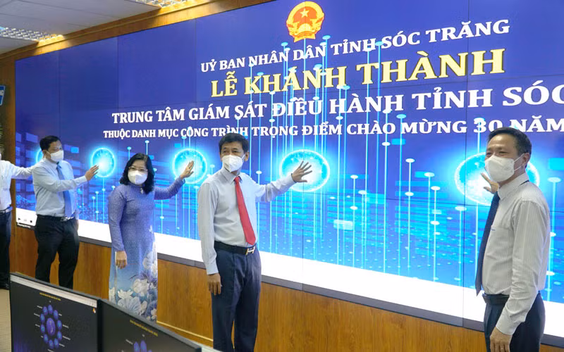 Lãnh đạo tỉnh Sóc Trăng và Tập đoàn VNPT thực hiện nghi thức khánh thành Trung tâm.
