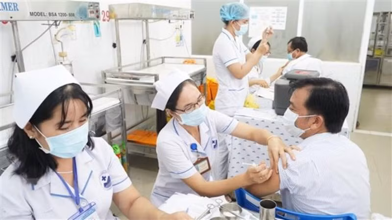 Tiêm vaccine cho lực lượng tuyến đầu chống dịch. (Ảnh: TTXVN)