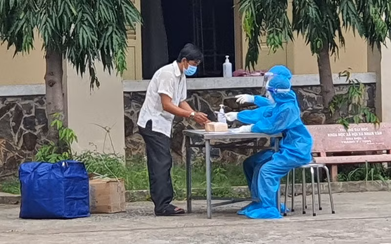 Làm thủ tục xuất viện cho bệnh nhân F0. (Ảnh: DIỄM HẰNG)