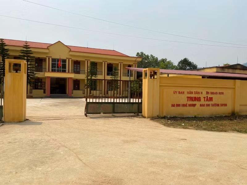 Trung tâm Giáo dục nghề nghiệp - Giáo dục thường xuyên huyện Ngân Sơn, nơi ông Cao Sinh Mạnh giữ chức Giám đốc.