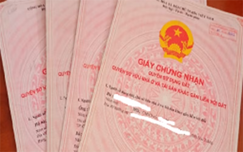 Giấy chứng nhân quyền sử dụng đất bị nhóm Hải đánh tráo được Công an TP Cần Thơ thu giữ. (Ảnh: Công an TP Cần Thơ)