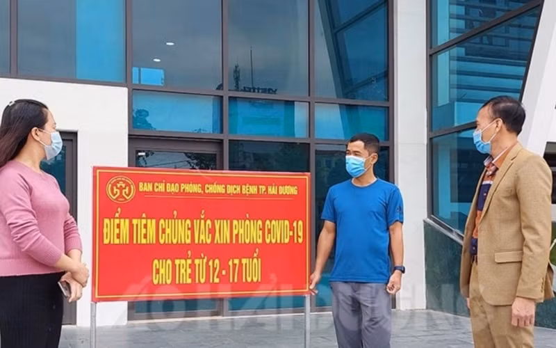Điểm tiêm vaccine cho học sinh tại Trường THPT Hồng Quang.