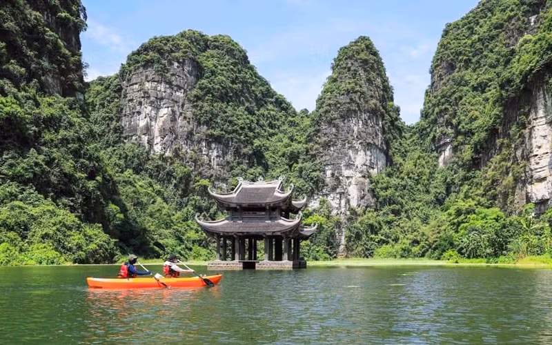 Tự chèo thuyền kayak để cảm nhận rõ vẻ đẹp của Tràng An. (Ảnh: KDLSTTA)