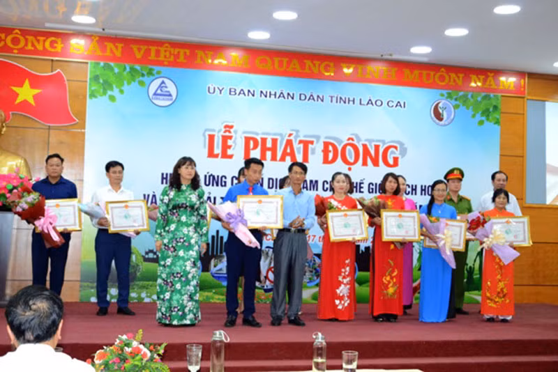 Lào Cai ký cam kết chống rác thải nhựa, làm cho môi trường sạch hơn -0
