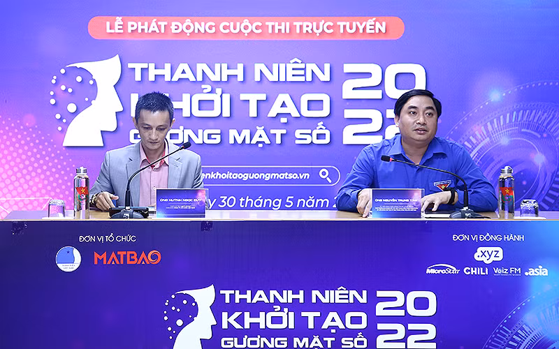 Đại diện Ban tổ chức cung cấp thông tin về Cuộc thi “Thanh niên khởi tạo gương mặt số” năm 2022 tại buổi lễ.