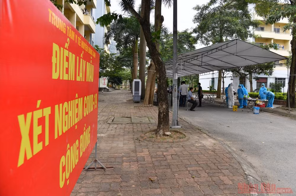 Xét nghiệm Covid-19 cho người dân xã Kim Chung -2