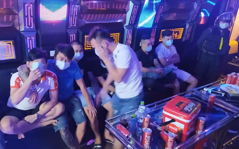 Các đối tượng tụ tập sử dụng ma túy trong quán karaoke.