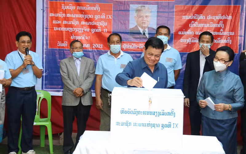 Tổng Bí thư, Thủ tướng Lào Thongloun Sisoulith bỏ phiếu tại khu vực bỏ phiếu phường Thaphalanxay, huyện Sisattanack, Thủ đô Vientiane. 