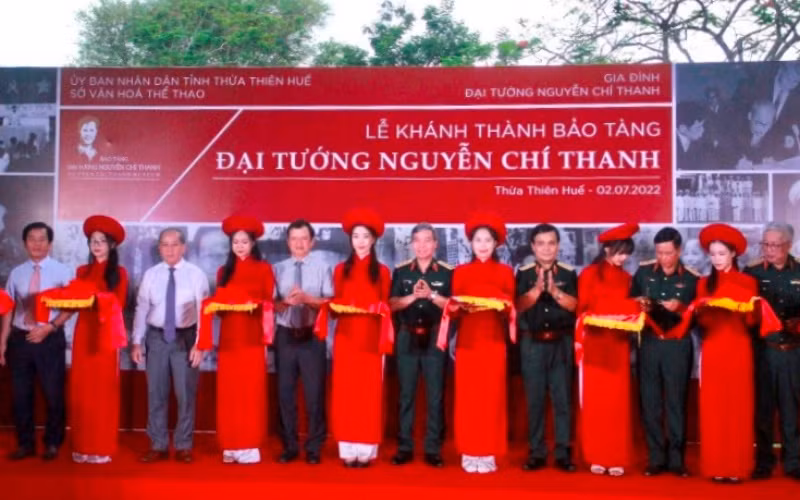 Lãnh đạo các ban, ngành Trung ương và tỉnh Thừa Thiên Huế cắt băng khánh thành Bảo tàng Đại tướng Nguyễn Chí Thanh.