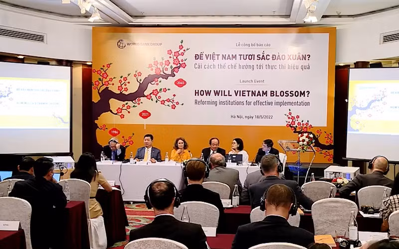 Toàn cảnh lễ công bố báo cáo “Để Việt Nam tươi sắc đào xuân? Cải cách thể chế hướng tới thực thi hiệu quả” của WB.