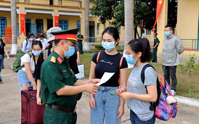 Các công dân phấn khởi khi hết thời gian cách ly tập trung.