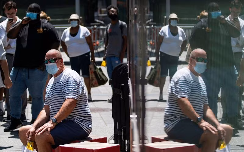 Người dân đeo khẩu trang phòng tránh lây lan Covid-19, tại thành phố New York, Mỹ, ngày 30/7/2021. (Ảnh: Reuters)