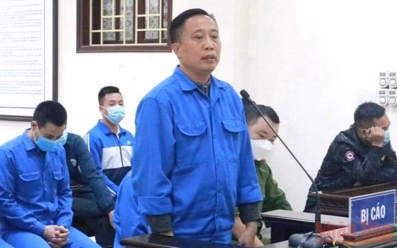 Bình “vổ” và các đối tượng tại phiên xét xử.