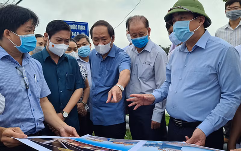 Bí thư Tỉnh ủy Phan Việt Cường (đội mũ) kiểm tra tiến độ thi công Dự án nạo vét sông Cổ Cò.