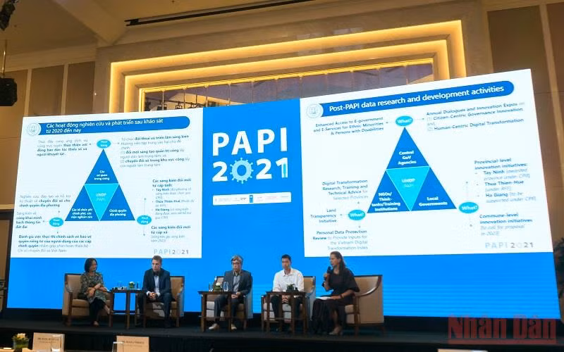 Các diễn giả chia sẻ về kết quả khảo sát PAPI 2021 tại hội nghị. (Ảnh: TRUNG HƯNG)