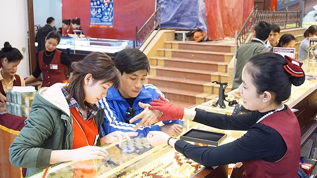 Giá vàng đang trong thời điểm có nhiều biến động, mua bán ngoài thị trường chỉ ở mức thấp và nhỏ lẻ.