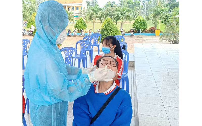 Xét nghiệm thí sinh dự thi ở huyện Châu Phú.