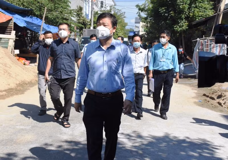 Đoàn công tác do Phó Viện trưởng Viện Vệ sinh Dịch tễ Trung ương PGS.TS Trần Như Dương kiểm tra tại tổ dân phố nơi bệnh nhân B. sinh sống.