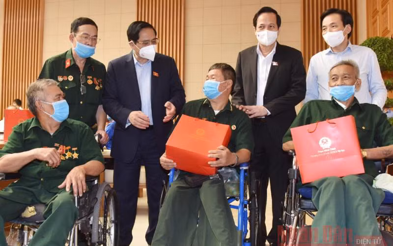 Thủ tướng Phạm Minh Chính gặp mặt các đại diện tiêu biểu người có công với cách mạng, thân nhân liệt sĩ nhân kỷ niệm 74 năm Ngày Thương binh - Liệt sĩ. (Ảnh: TRẦN HẢI)