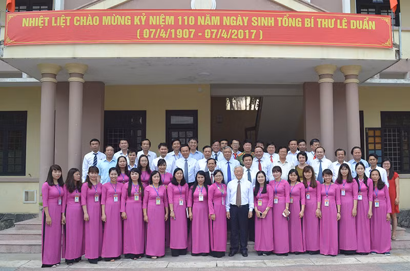 Tổng Bí thư, Chủ tịch nước Nguyễn Phú Trọng chụp ảnh lưu niệm với cán bộ, giảng viên Trường Chính trị Lê Duẩn tỉnh Quảng Trị.