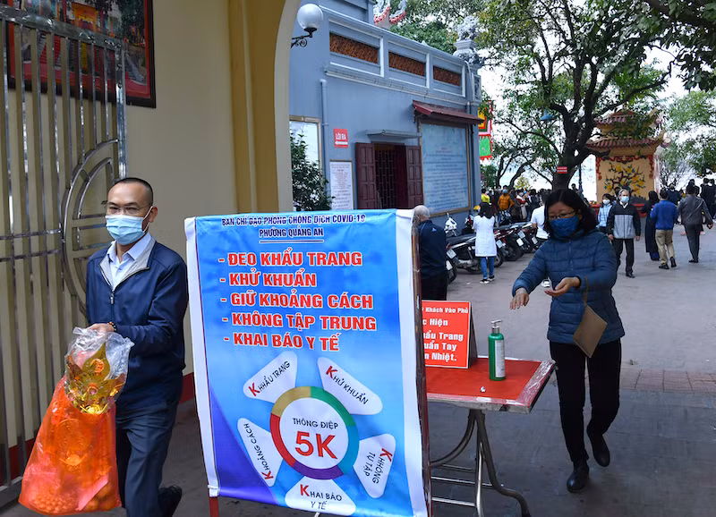 Đi lễ đầu năm nhưng không quên phòng dịch -0