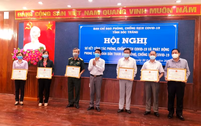 Phóng viên Báo Nhân Dân được tặng Bằng khen trong công tác phòng, chống dịch Covid-19 -0