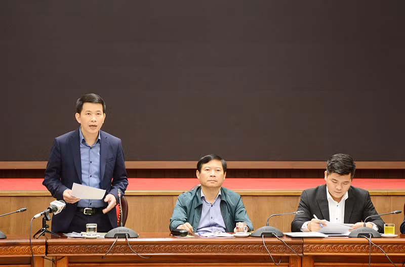 Chủ tịch UBND quận Hoàn Kiếm Phạm Tuấn Long phát biểu tại buổi giao ban báo chí chiều 1-12.