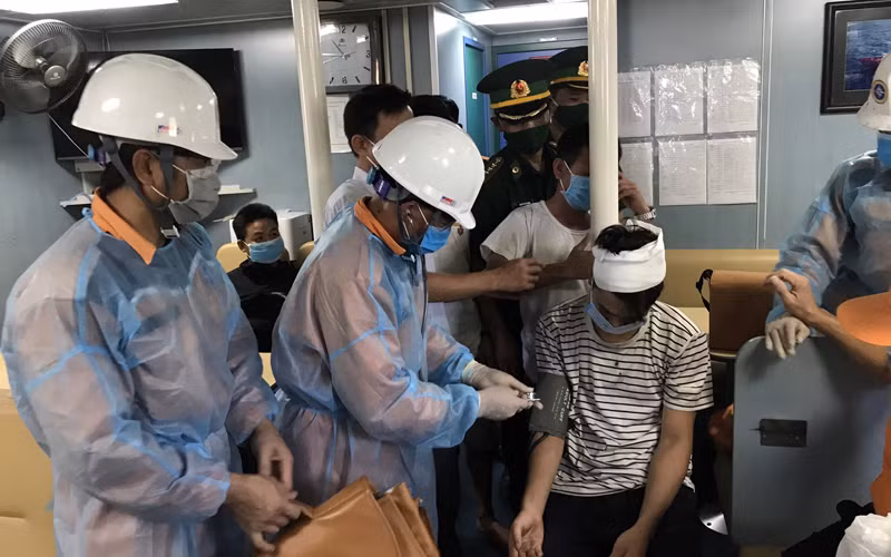 Bệnh nhân được đưa về bờ an toàn.