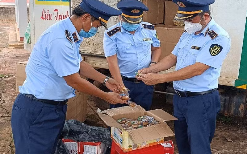 Lực lượng quản lý thị trường kiểm tra số bánh Trung thu bị tạm giữ ngày 9/9.