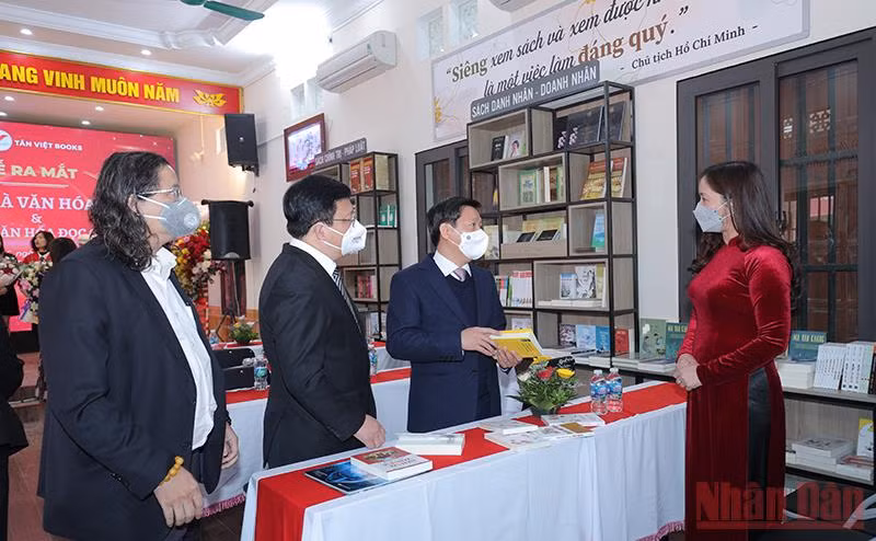 Lãnh đạo Ban Tuyên giáo Trung ương nghe giới thiệu về mô hình Nhà văn hóa và Không gian văn hóa đọc cộng đồng với hơn 6 nghìn đầu sách, báo, tạp chí… các thể loại cho mọi lứa tuổi.