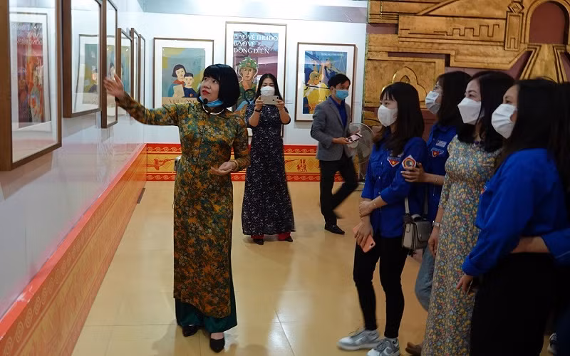 Đại biểu và đoàn viên thanh niên xem triển lãm tranh cổ động.