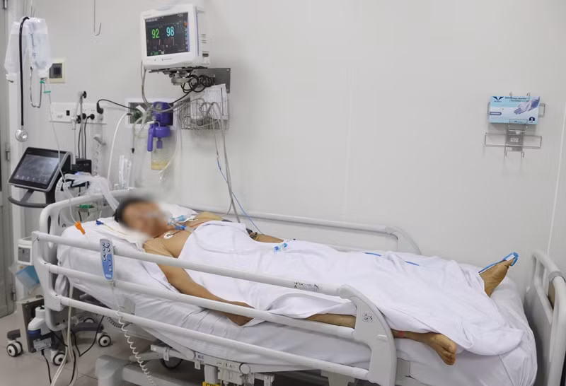 Bệnh nhân N.N.D. vẫn phải thở máy, sức cơ yếu.