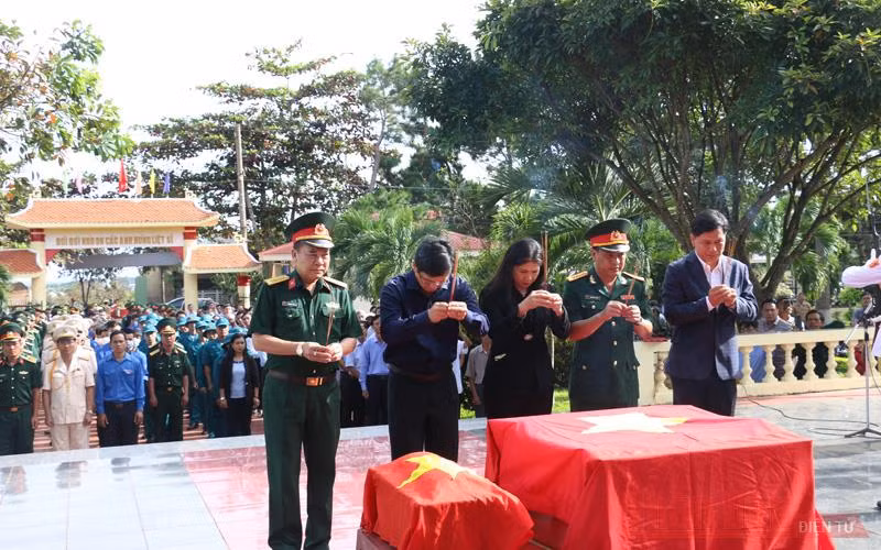Lễ truy điệu, quy tập hài cốt các liệt sĩ về Nghĩa trang liệt sĩ huyện Đắk Mil cùng đồng đội.