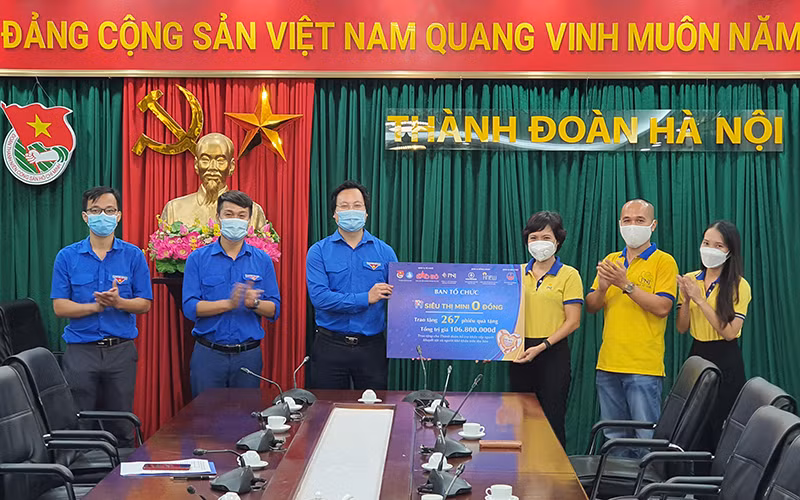 Đại diện Ban Tổ chức “Siêu thị mini 0 đồng - Hà Nội trái tim hồng” bàn giao những phần quà cuối cùng của giai đoạn 3 cho Thành đoàn, Hội Sinh viên TP Hà Nội, chính thức khép lại chương trình mang ý nghĩa nhân văn này. 
