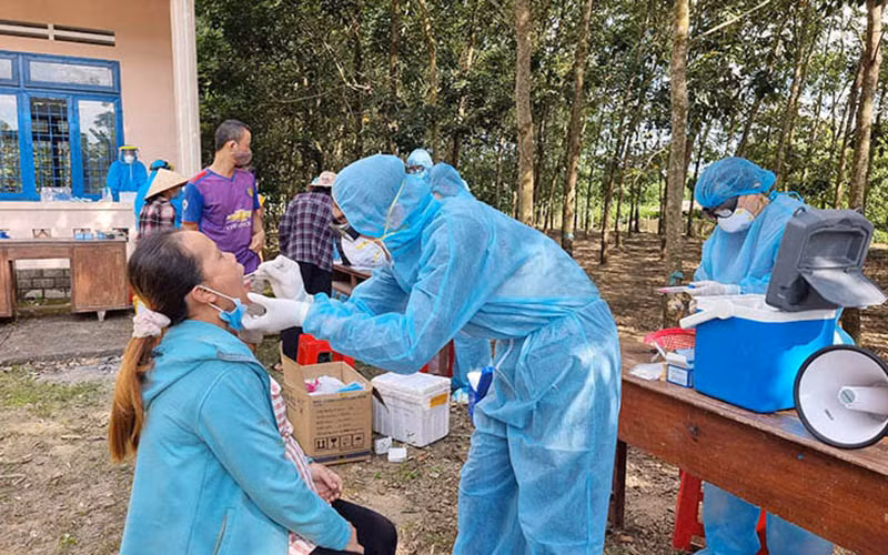 Lấy mẫu xét nghiệm cho người dân thôn Phú Hòa, xã Mỹ Đức, huyện Đạ Tẻh.