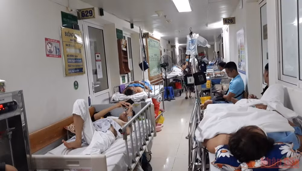 Việc thiếu thuốc, trang thiết bị y tế khiến ngay cả các bác sĩ cũng gặp khó. (Ảnh: THIÊN LAM)