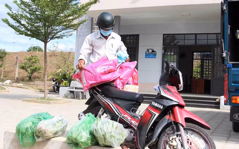 Chú Phan Hữu Tín “ship” quà về cho công nhân khu trọ.