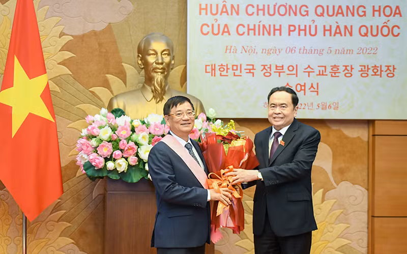 Nguyên Trưởng Ban Công tác đại biểu Trần Văn Túy đón nhận Huân chương Quang Hoa -0