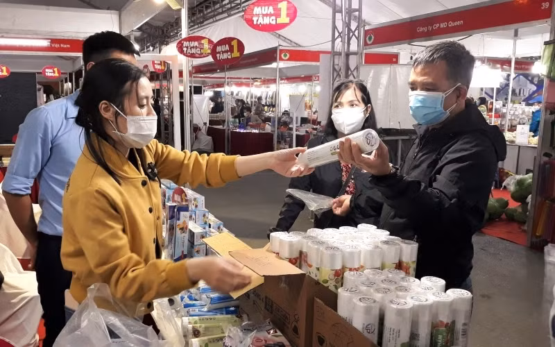 Người tiêu dùng lựa chọn các sản phẩm hàng Việt Nam tại hội chợ.